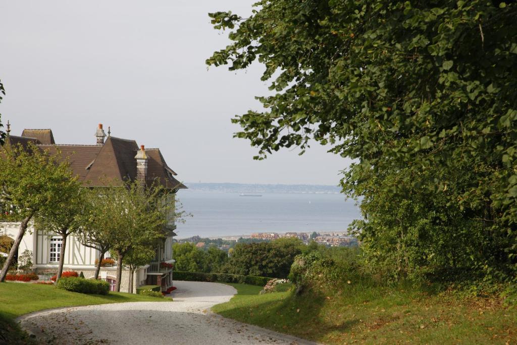 Manoir De Benerville Bed & Breakfast Deauville Bagian luar foto